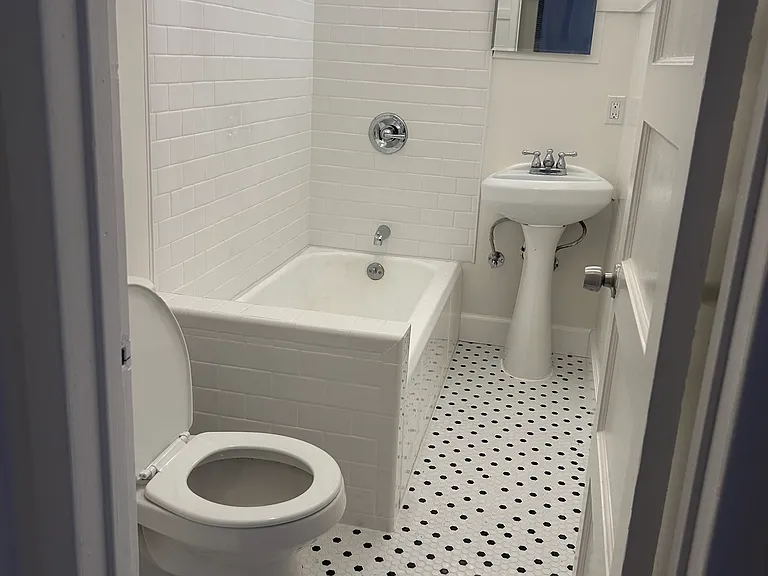 1570 Hazelwood Ave #1570 — Photo 7