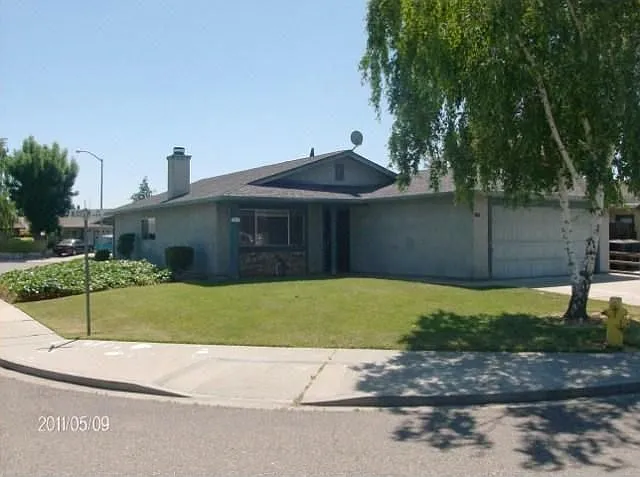 404 Blossom Dr photo 1