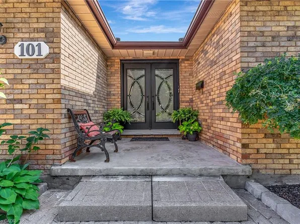 101 Devonglen Dr, Kitchener, ON N2E 1Z7