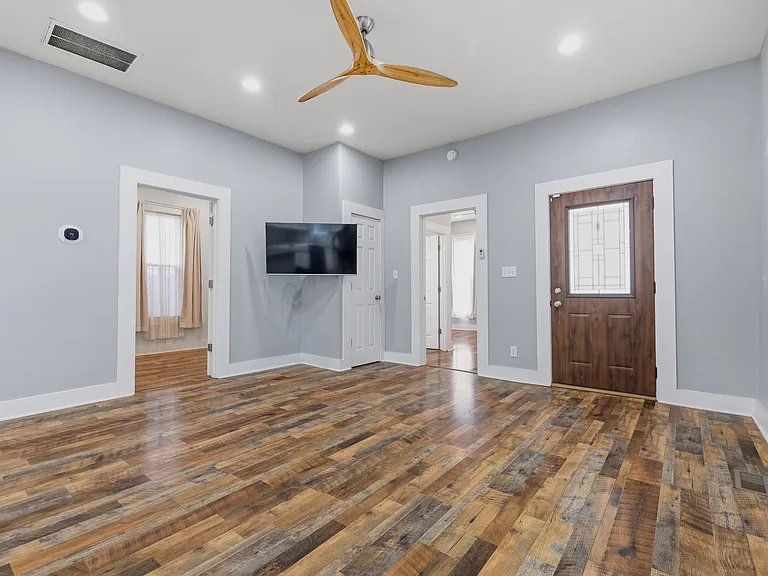 1330 Lexington Ave — Photo 5