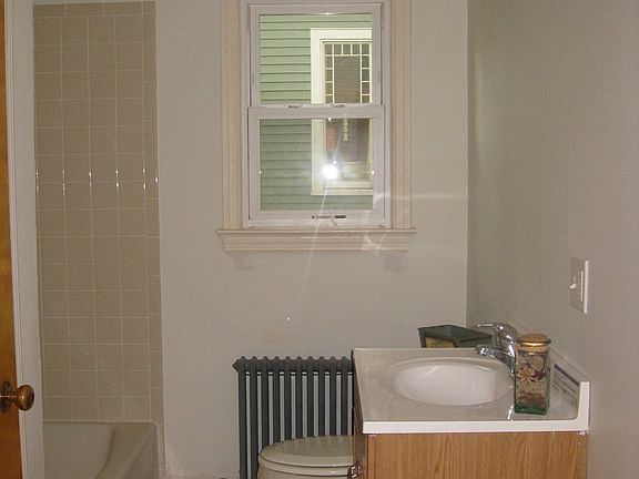1st Floor Bathroom 