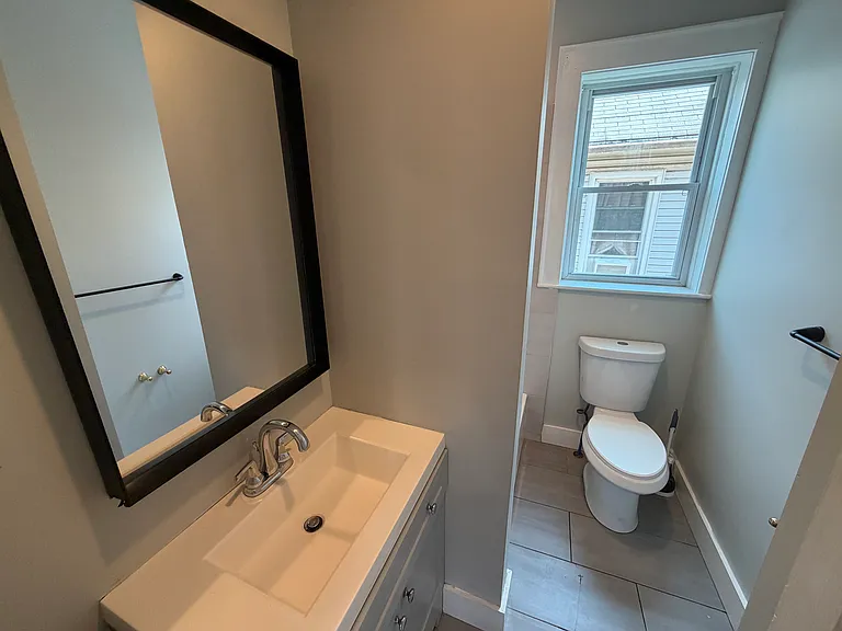 554-556 Bond St #1 — Photo 8