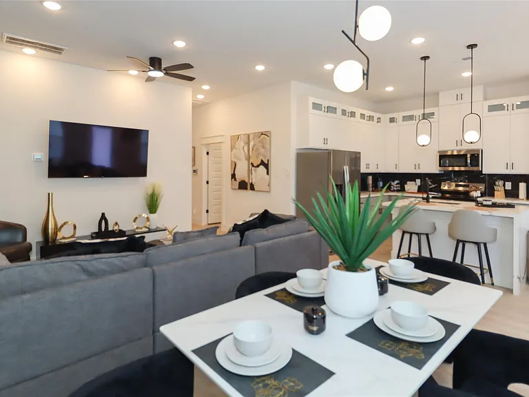 4902 Higgins St #B — Photo 8
