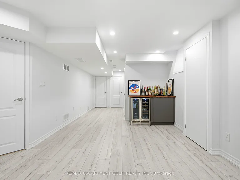 45 Dominion Cres — Photo 17