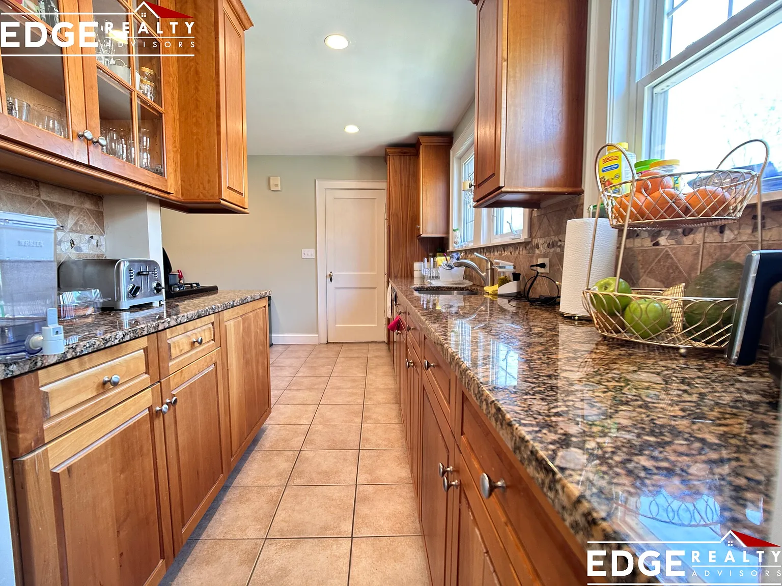 4 bed, 2500 sqft, $4,600 — Photo 2