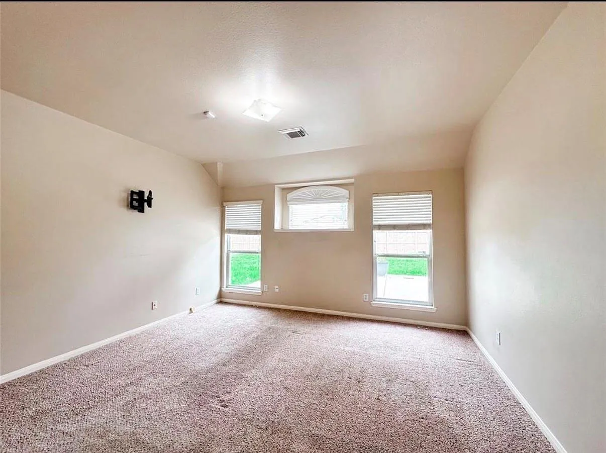 4 bed, 2.0 bath, 1838 sqft, $2,100 — Photo 3