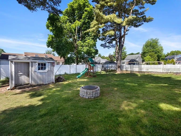 371 Salem St — Photo 26