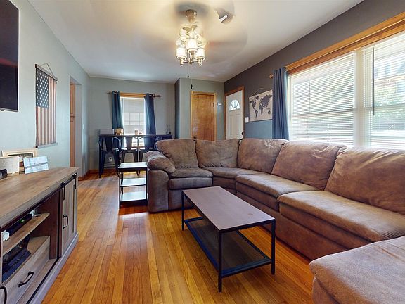 3rd image of 523 Maple Ave