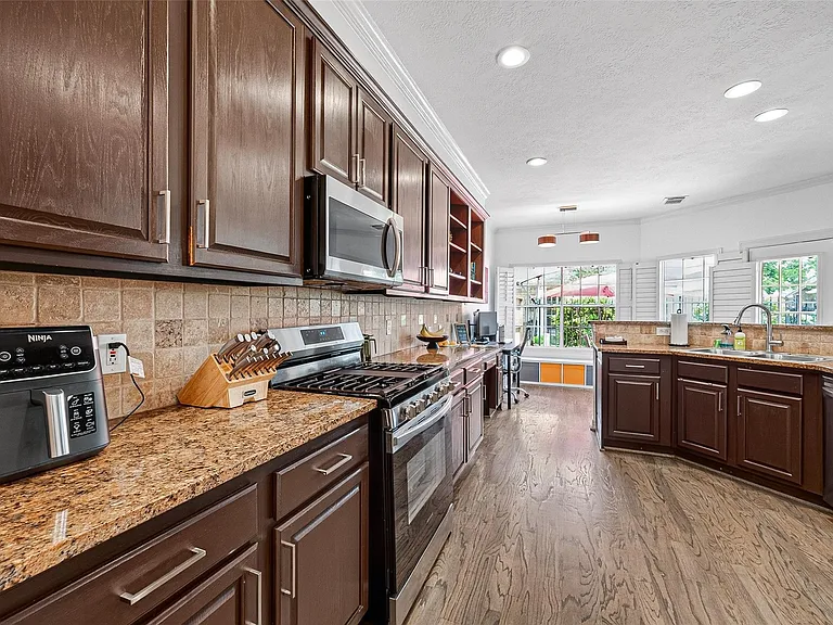 1015 Enclave Sq S — Photo 22