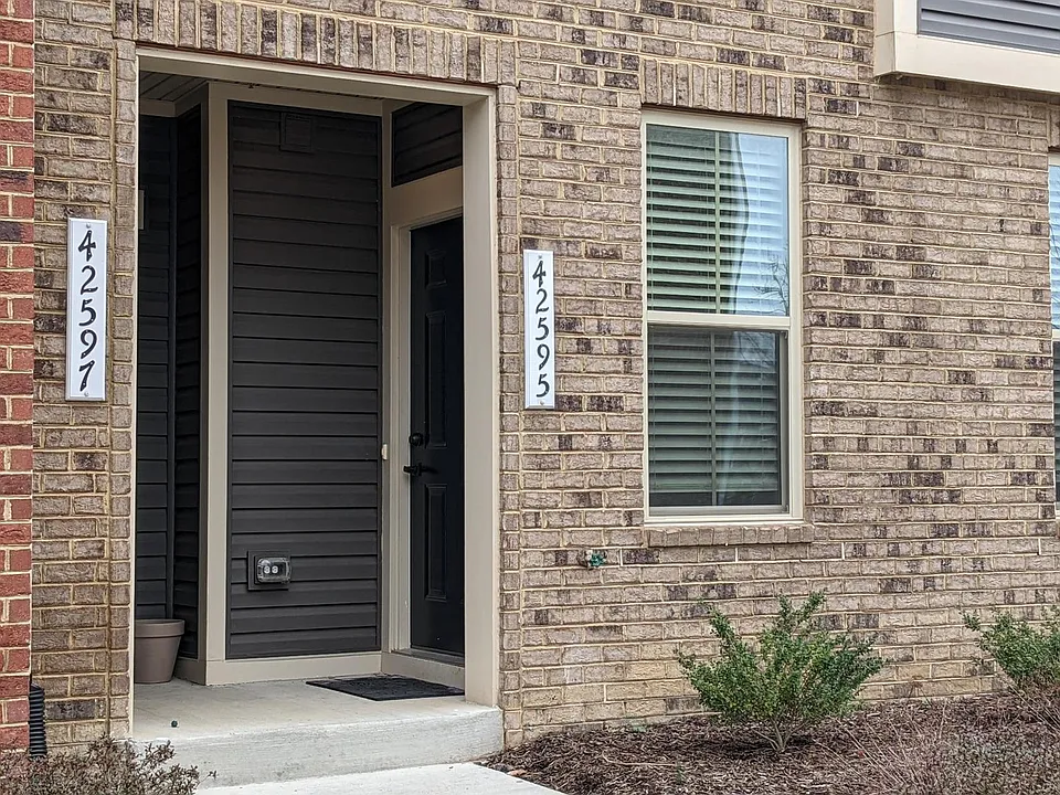 42595 Burbank Ter