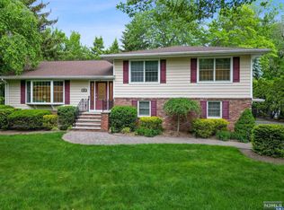 60 Brookside Ave, Allendale, NJ 07401