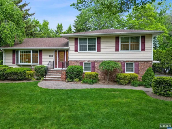 60 Brookside Ave, Allendale, NJ 07401