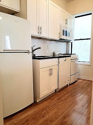 2nd image of 589 Park Pl APT 3