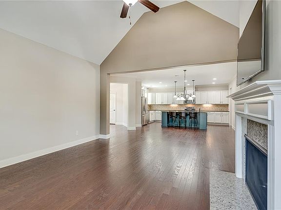 5th image of 2785 Middlecreek Way