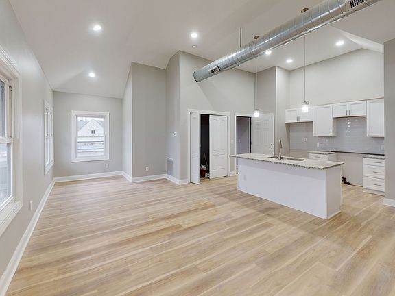 2nd image of 2555 Shelby St #2559