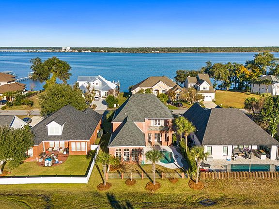 5th image of 1405 Country Club Dr