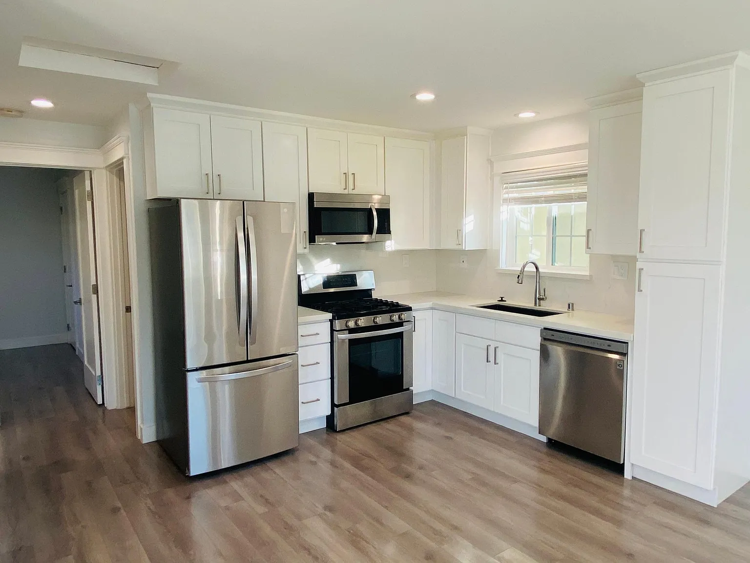 2 bed, 700 sqft, $3,295 — Photo 2