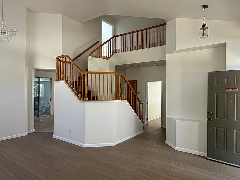 2336 Woodhill Dr — Photo 3