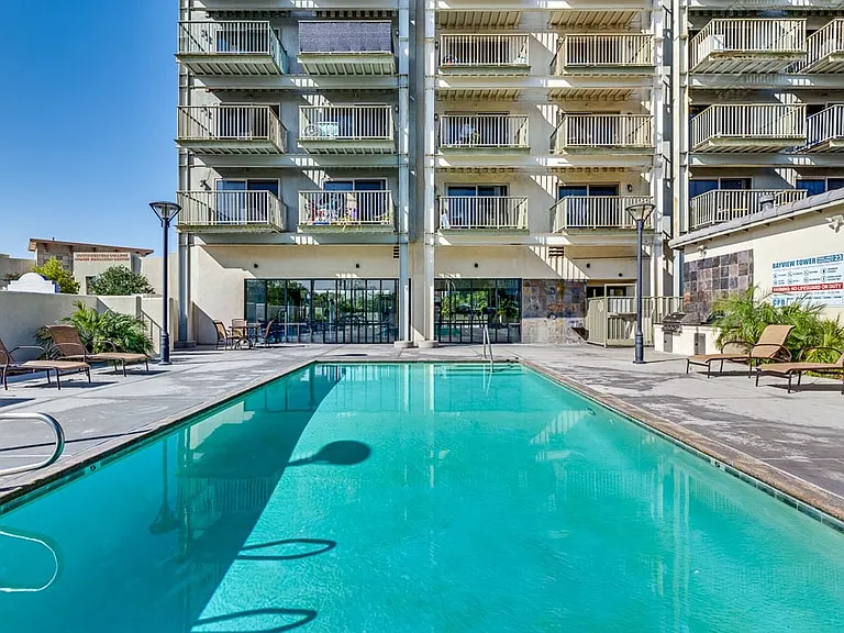 Bayview Tower Condominiums — Photo 11