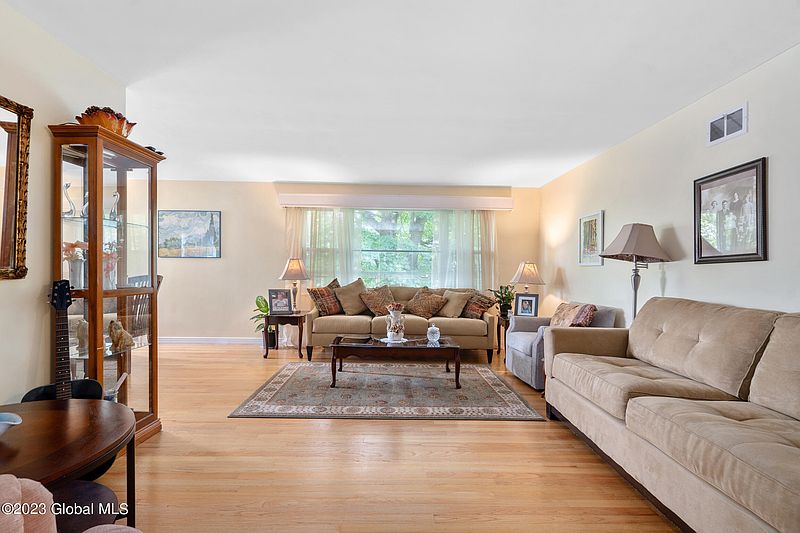 5th image of 8 Clinton Avenue