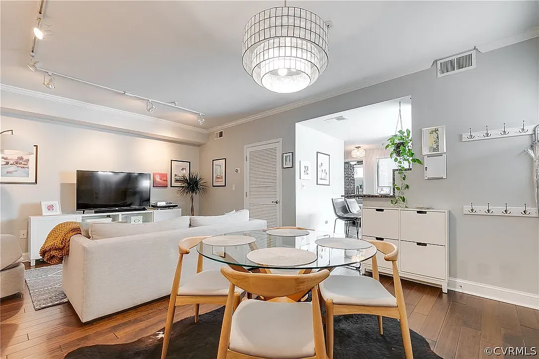 2 bed, 809 sqft, $1,949 — Photo 2