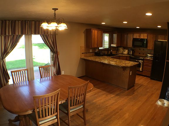 4th image of 415 N Mitchell Ct