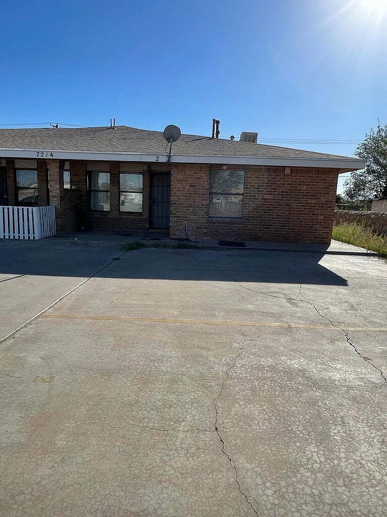 2 bed, 1.5 bath, 672 sqft, $850 — Photo 2