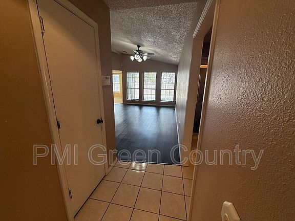 2nd image of 1608 W Fort Worth St
