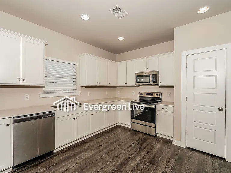 95 Wolf Ln — Photo 6
