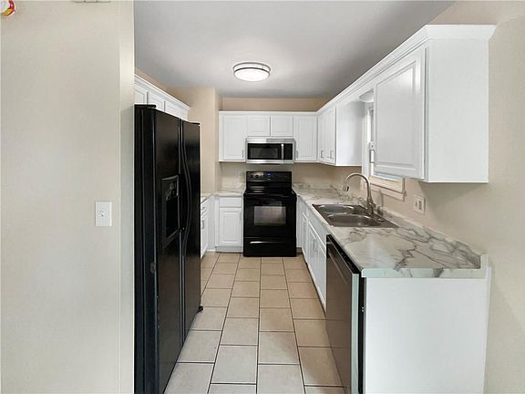 4th image of 512 NE Sunnybrook Dr