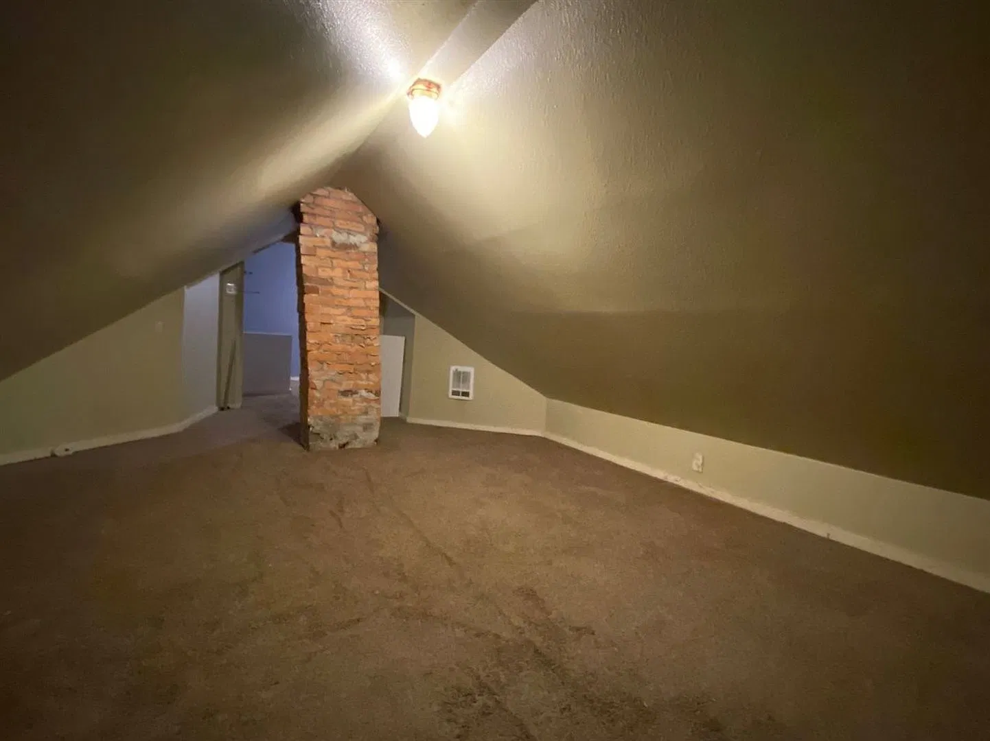 Charming & Spacious Home Near Gonzaga Ideal for Students and Professionals! — Photo 3