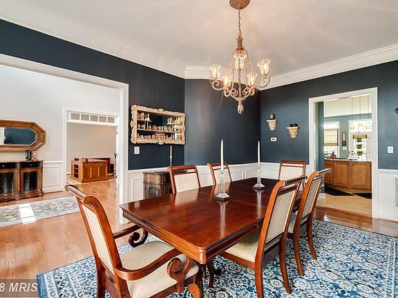 Inviting Dining Room to Enjoy with Guests