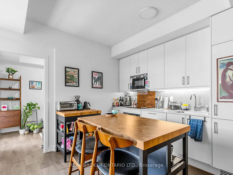 297 College St #1503 — Photo 3