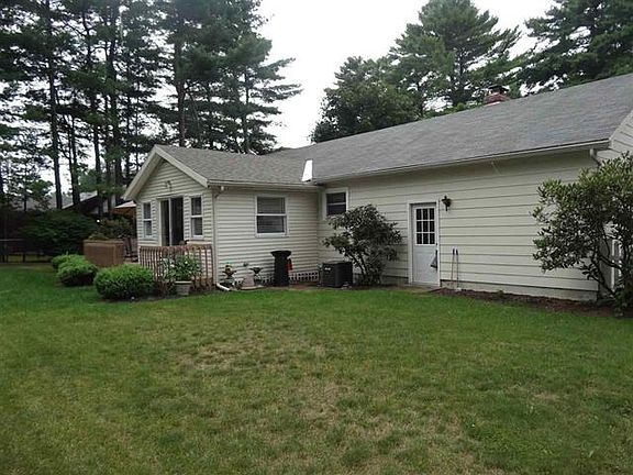 3rd image of 19 Crownwood Ln
