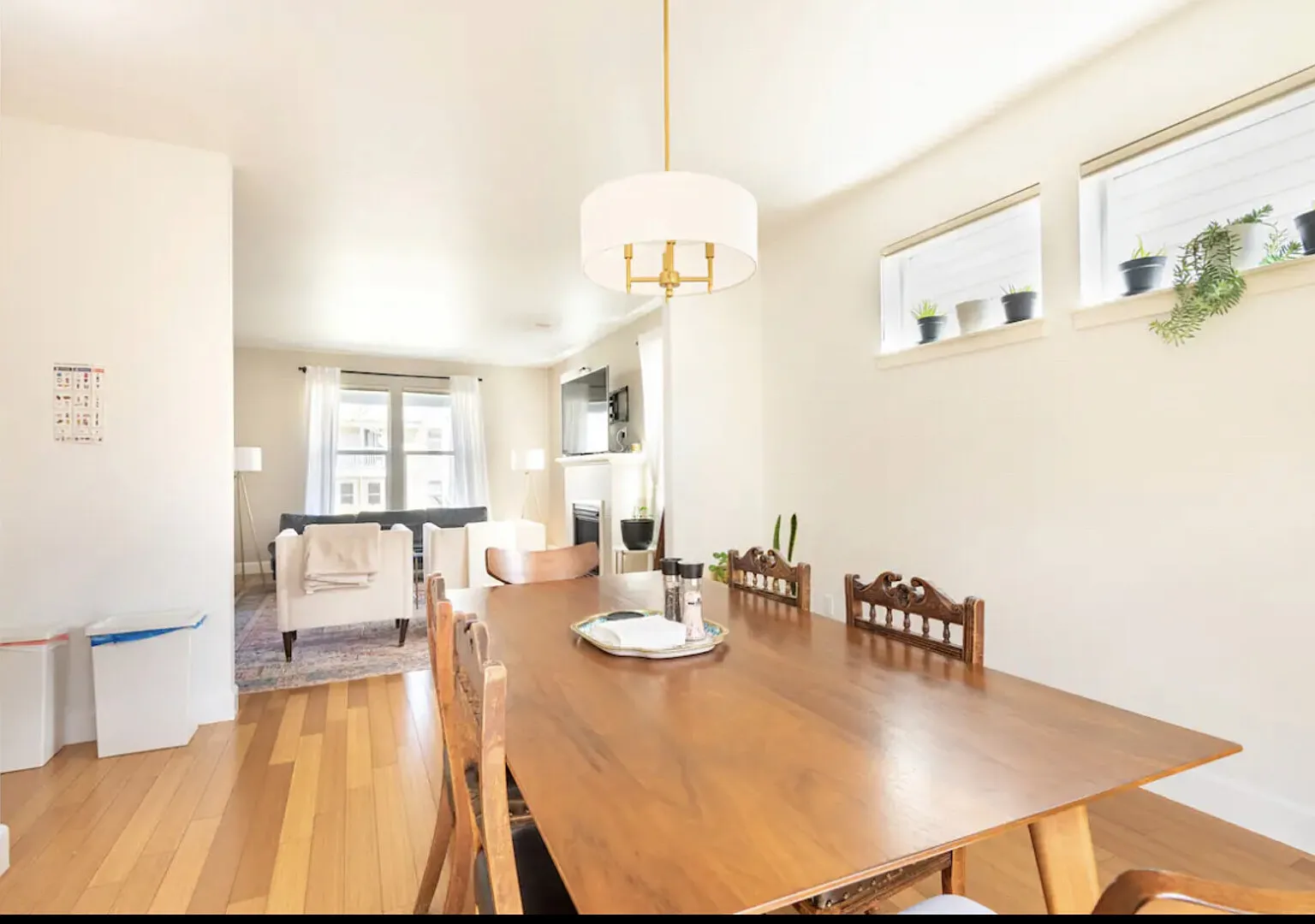 North Portland Haven - Fast WIFI - Spacious - 5 Beds — Photo 3