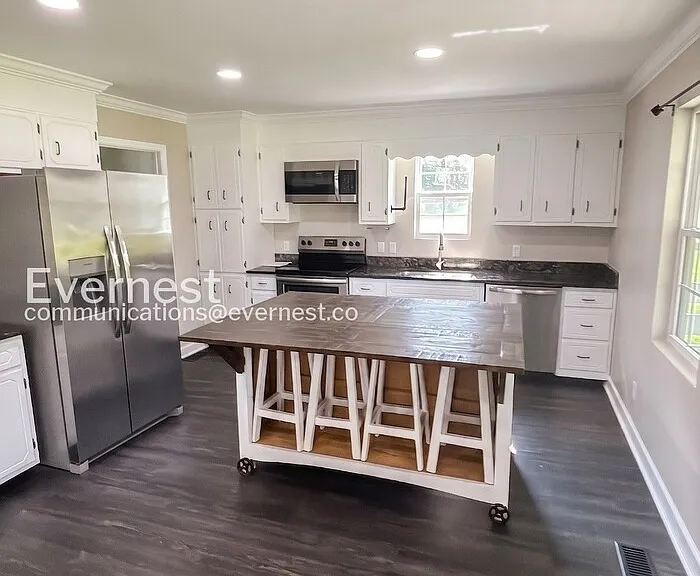 736 Hancock Rd — Photo 3