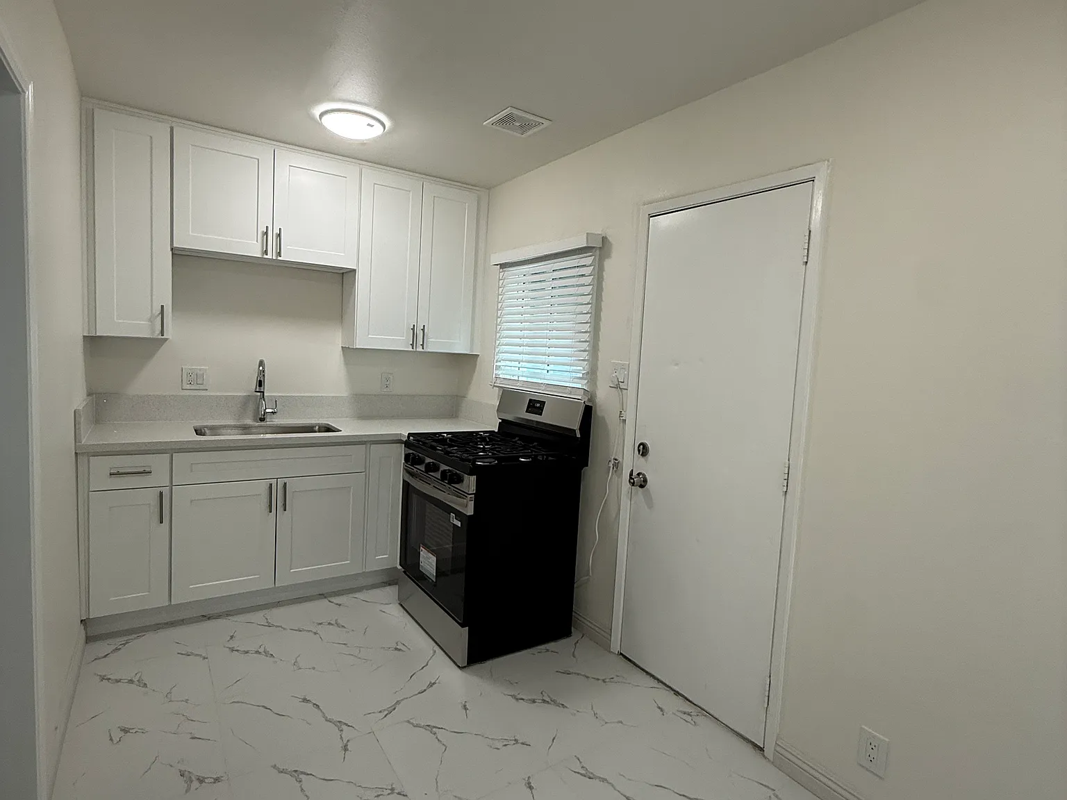 1 bed, 400 sqft, $1,650 — Photo 4
