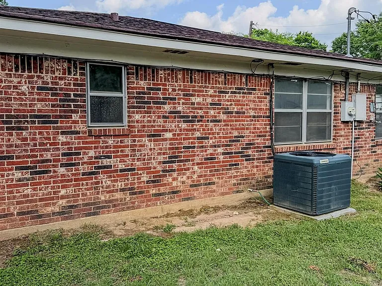 109 Lakeway Dr — Photo 4