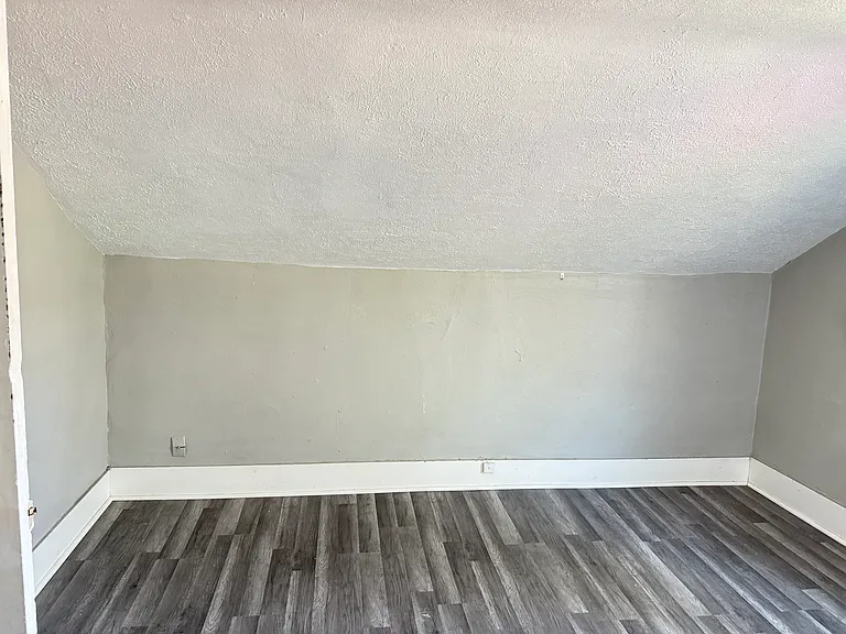 251 S Sycamore St — Photo 8
