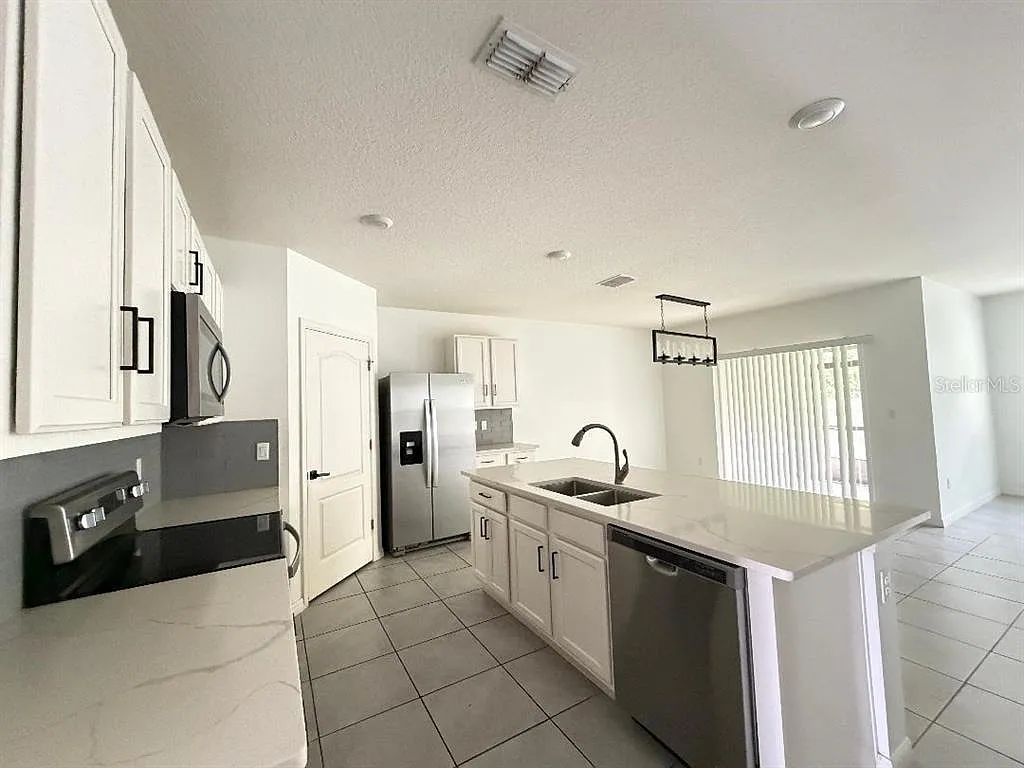 4 bed, 2.0 bath, 1846 sqft, $2,500 — Photo 4