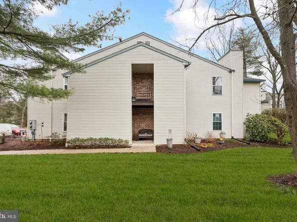 112 Village Ln, Mount Laurel, NJ 08054