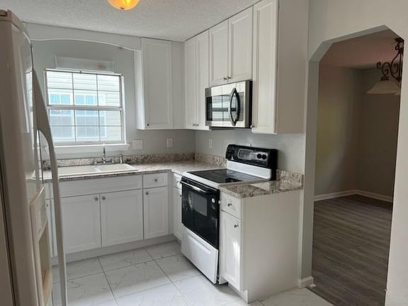 2nd image of 221 Honeysuckle Way