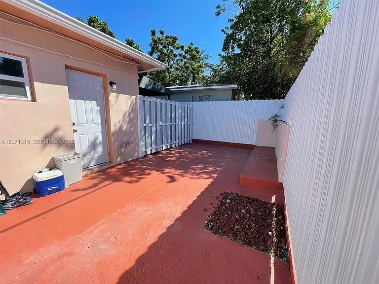 1450 SW 6th St #1 — Photo 8