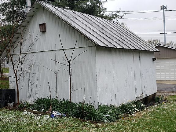3rd image of 154 W Elm St