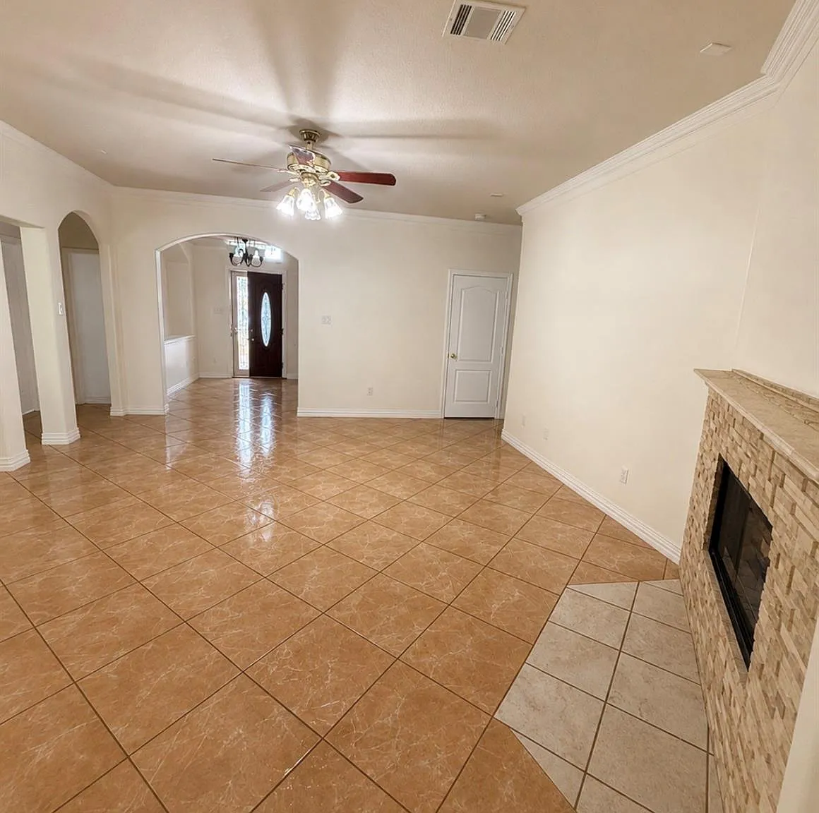 5 bed, 3.0 bath, 2590 sqft, $2,700 — Photo 2