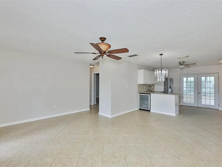 207 Islip Way — Photo 32