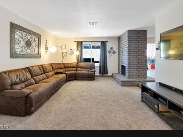 445 Wheaton Ct — Photo 3