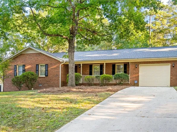 552 Woodland Dr, Graham, NC 27253