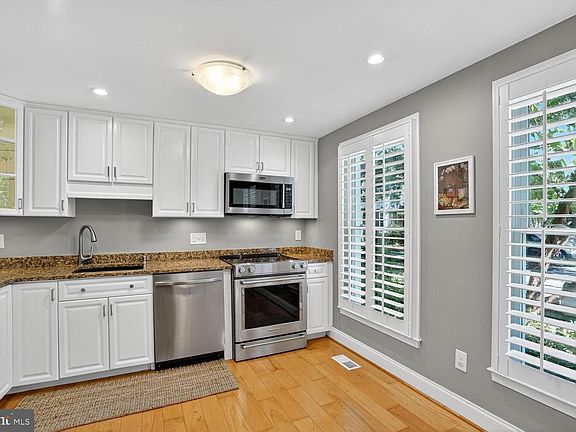 5th image of 2922 Bridgehampton Ct