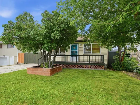 1832 W 43rd St SE, Calgary, AB T2B 1G9